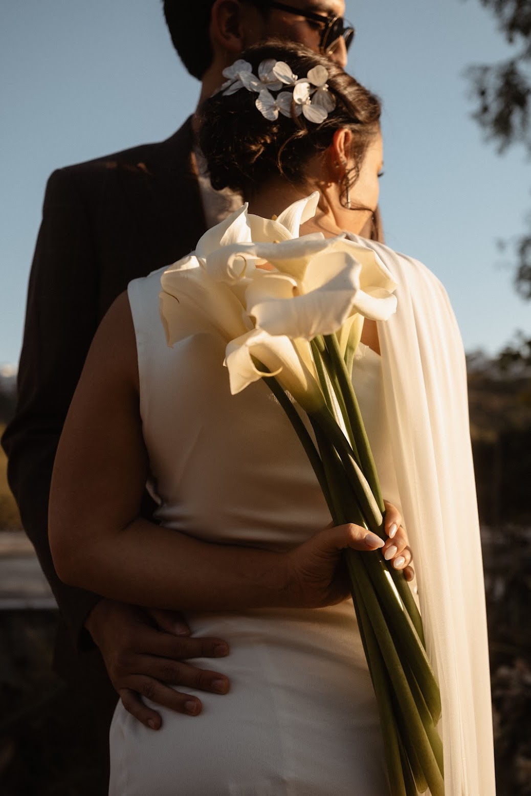Escena de celebración de boda al atardecer
